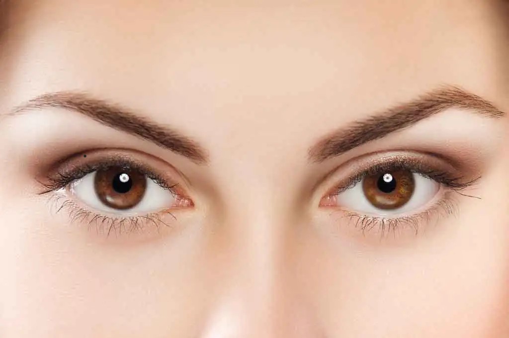 Nữ có nốt ruồi trên mí mắt là tốt hay xấu?